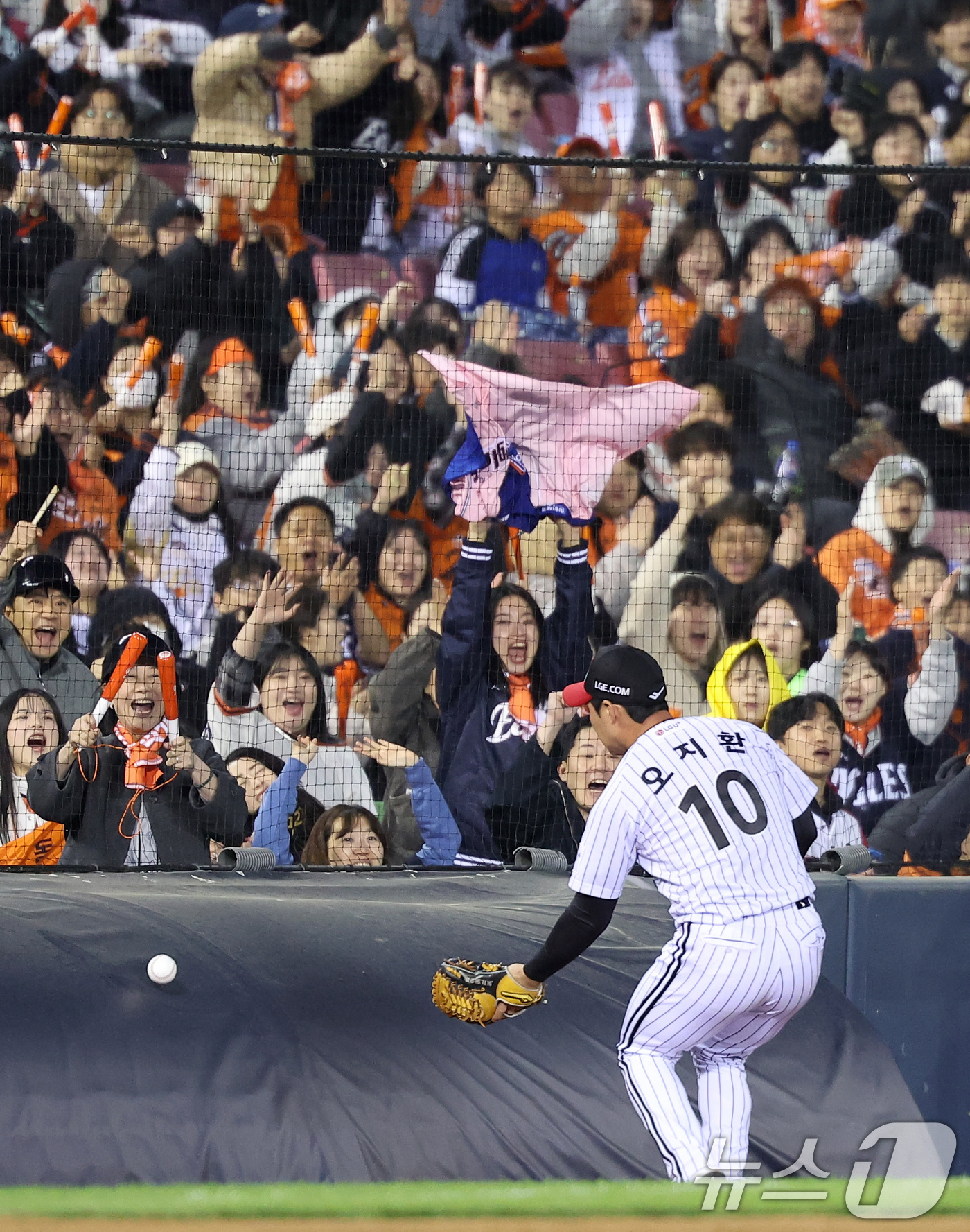 (서울=뉴스1) 김성진 기자 = 21일 서울 송파구 잠실야구장에서 열린 '2026 신한 SOL KBO리그' 한화 이글스와 LG 트윈스의 경기, LG 오지환이 4회초 1사 1루 상황 …