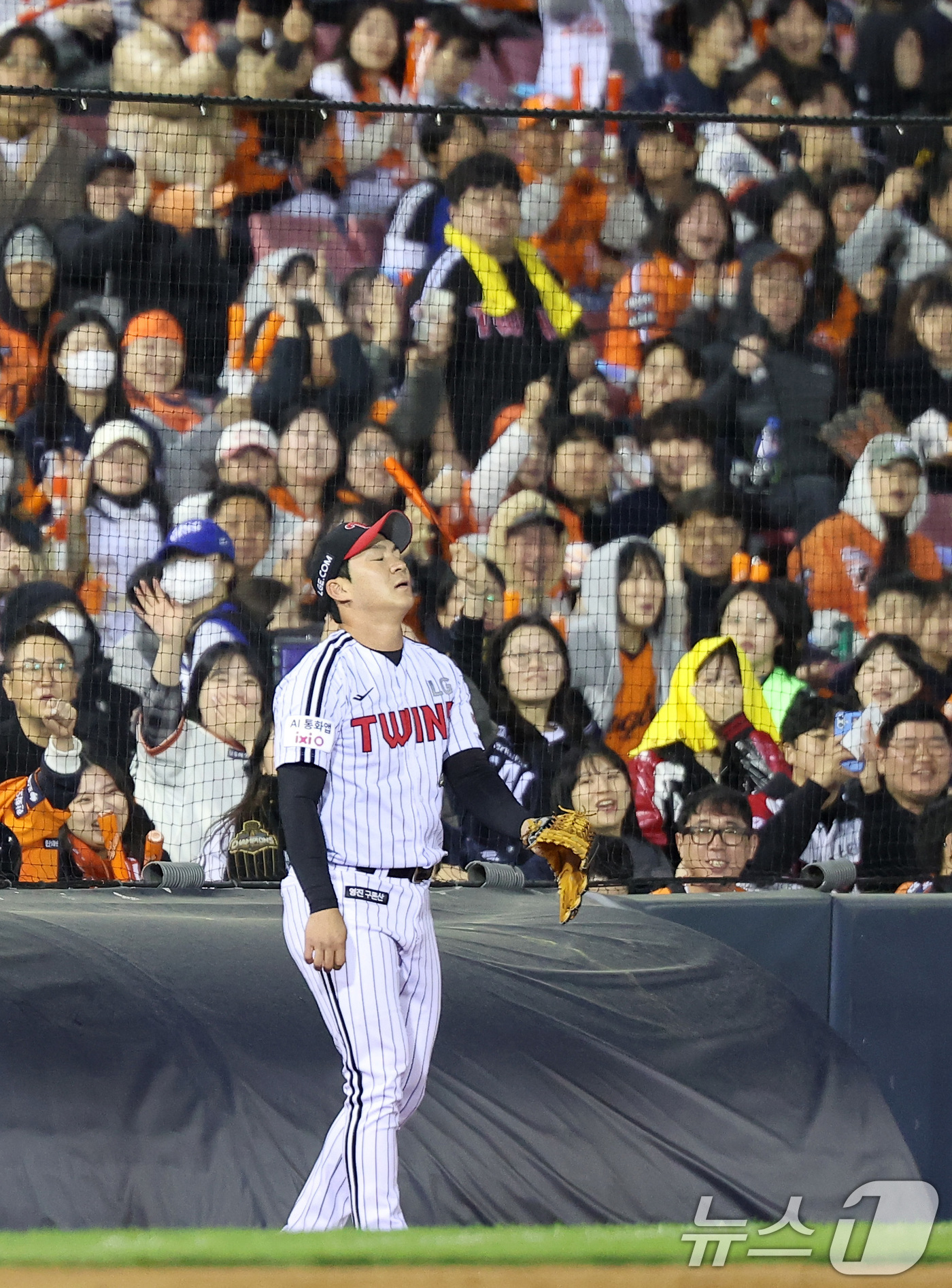 (서울=뉴스1) 김성진 기자 = 21일 서울 송파구 잠실야구장에서 열린 '2026 신한 SOL KBO리그' 한화 이글스와 LG 트윈스의 경기, LG 오지환이 4회초 1사 1루 상황 …