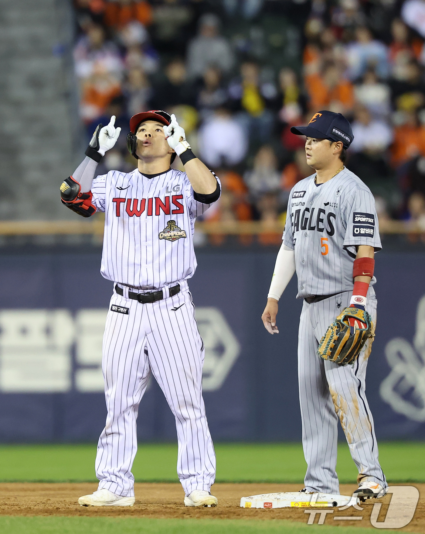 (서울=뉴스1) 김성진 기자 = 21일 서울 송파구 잠실야구장에서 열린 '2026 신한 SOL KBO리그' 한화 이글스와 LG 트윈스의 경기, LG 문성주가 4회말 무사 2루타를 …