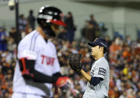 볼넷으로 만루 허용하는 문동주