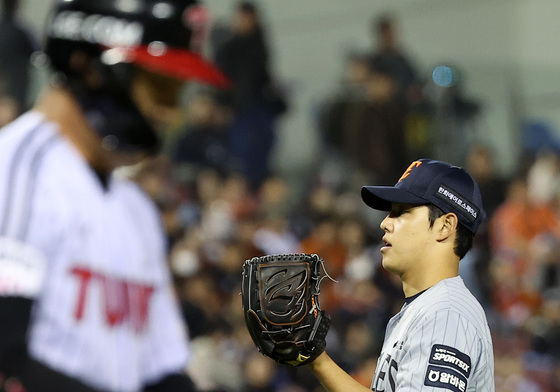 볼넷으로 만루 허용하는 문동주