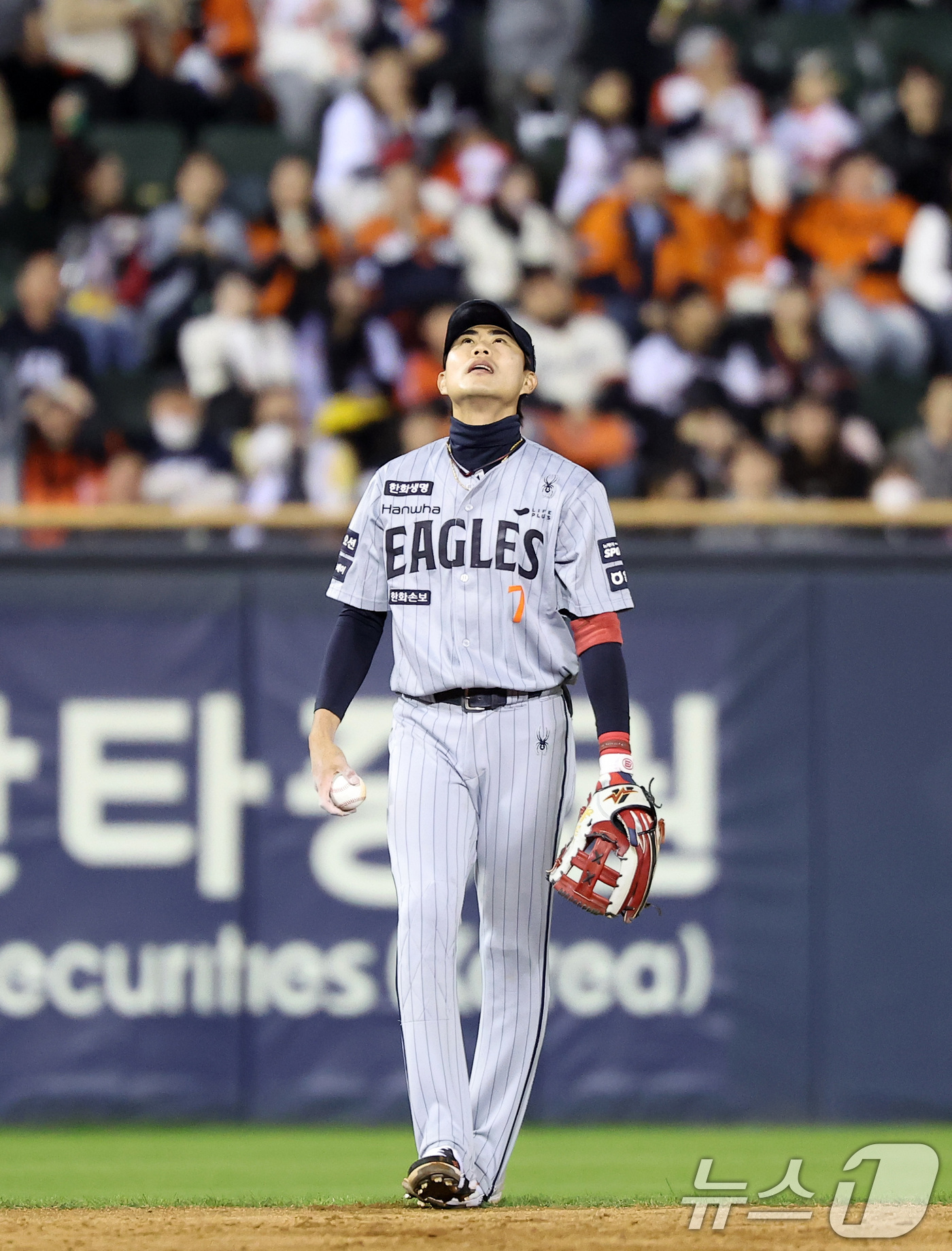 (서울=뉴스1) 김성진 기자 = 21일 서울 송파구 잠실야구장에서 열린 '2026 신한 SOL KBO리그' 한화 이글스와 LG 트윈스의 경기, 한화 심우준이 4회말 1사 만루 상황 …