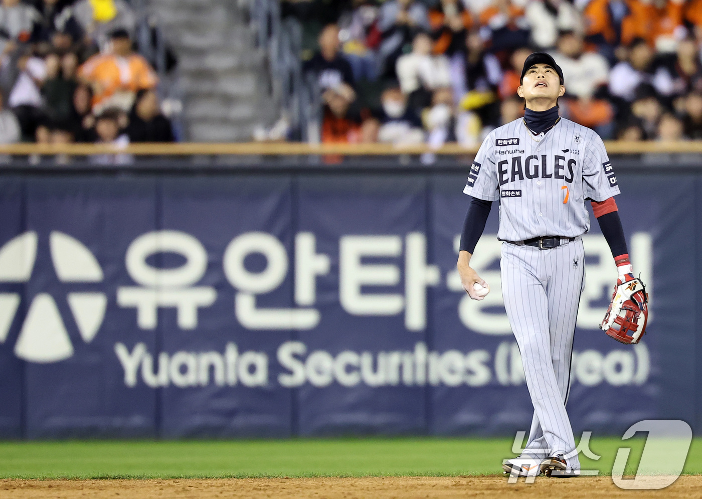 (서울=뉴스1) 김성진 기자 = 21일 서울 송파구 잠실야구장에서 열린 '2026 신한 SOL KBO리그' 한화 이글스와 LG 트윈스의 경기, 한화 심우준이 4회말 1사 만루 상황 …