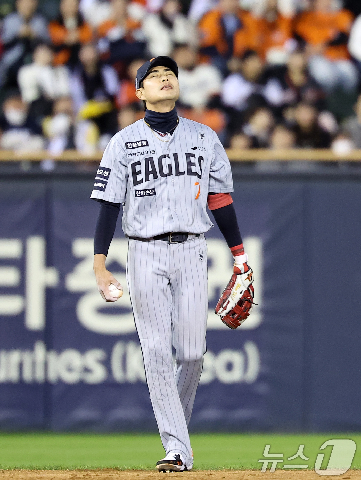 (서울=뉴스1) 김성진 기자 = 21일 서울 송파구 잠실야구장에서 열린 '2026 신한 SOL KBO리그' 한화 이글스와 LG 트윈스의 경기, 한화 심우준이 4회말 1사 만루 상황 …