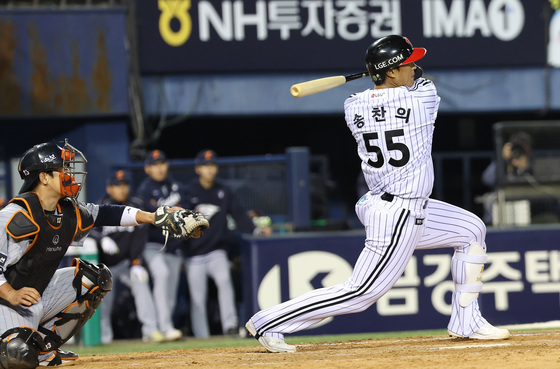 송찬의, 점수 벌리는 2타점 적시타