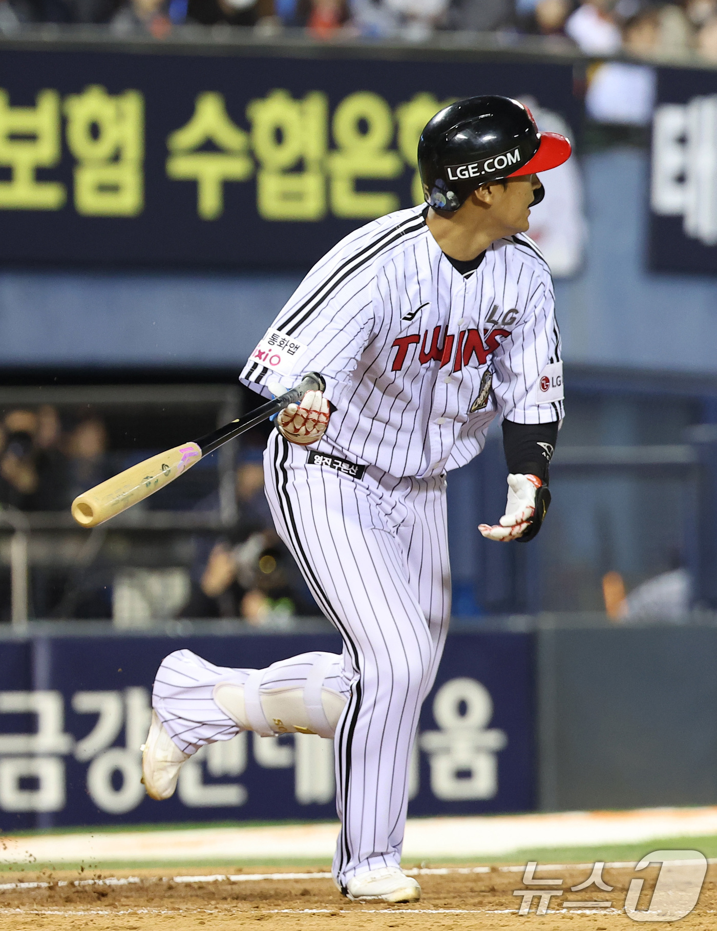 (서울=뉴스1) 김성진 기자 = 21일 서울 송파구 잠실야구장에서 열린 '2026 신한 SOL KBO리그' 한화 이글스와 LG 트윈스의 경기, LG 송찬의가 4회말 1사 2,3루 …