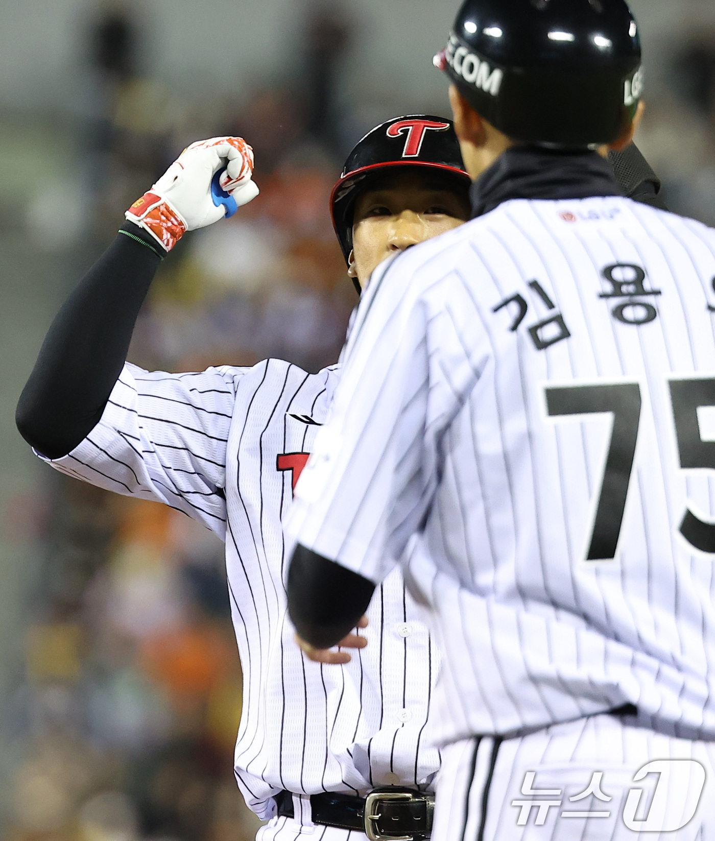 (서울=뉴스1) 김성진 기자 = 21일 서울 송파구 잠실야구장에서 열린 '2026 신한 SOL KBO리그' 한화 이글스와 LG 트윈스의 경기, LG 송찬의가 4회말 1사 2,3루 …