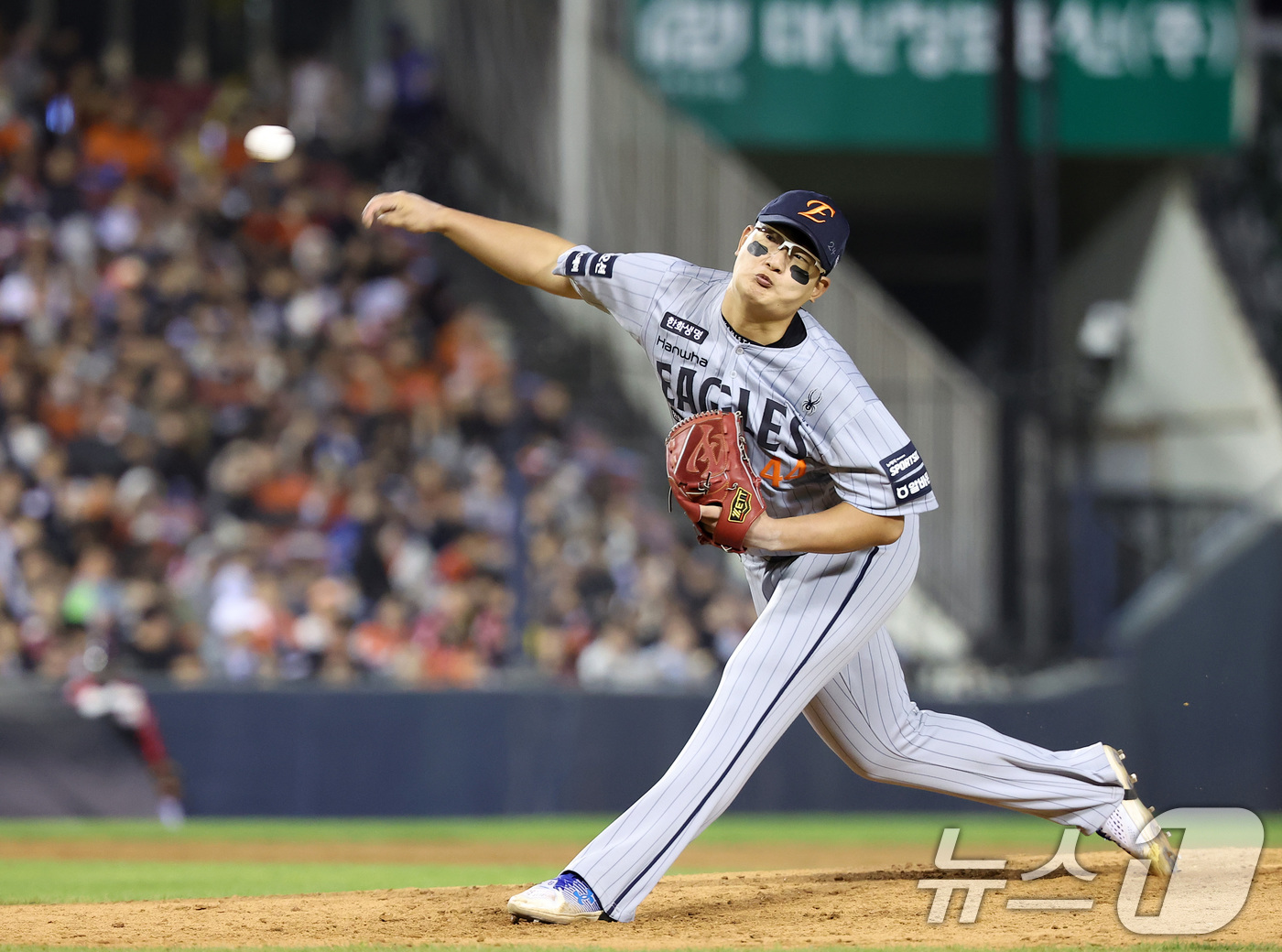 (서울=뉴스1) 김성진 기자 = 21일 서울 송파구 잠실야구장에서 열린 '2026 신한 SOL KBO리그' 한화 이글스와 LG 트윈스의 경기, 한화 김서현이 4회말 2사 2루 상황 …