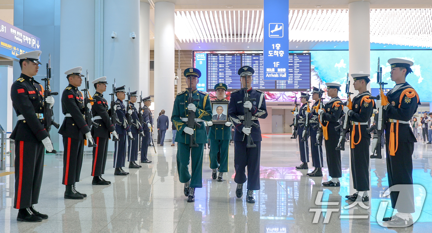 (서울=뉴스1) = 21일 오후 인천국제공항 제2터미널에서 열린 마지막 국외 거주 독립유공자 고(故) 이하전 지사 영현 영접식에서 의장대가 영현을 운구하고 있다. (국가보훈부 제공 …