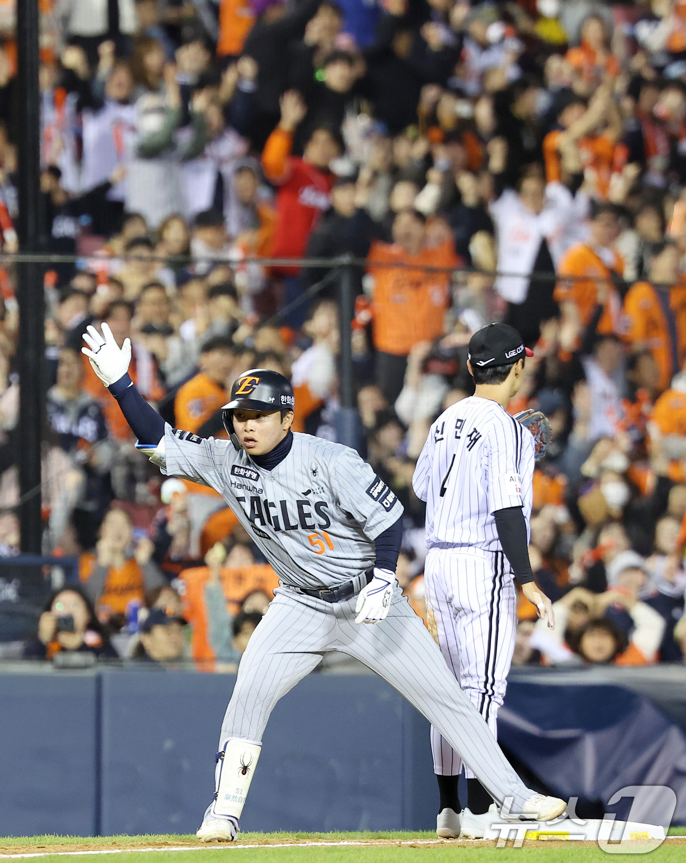 (서울=뉴스1) 김성진 기자 = 21일 서울 송파구 잠실야구장에서 열린 '2026 신한 SOL KBO리그' 한화 이글스와 LG 트윈스의 경기, 한화 문현빈이 5회초 2사 2루 상황 …