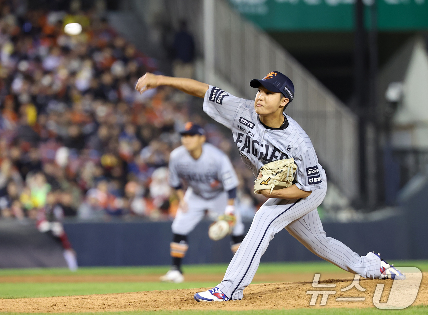 (서울=뉴스1) 김성진 기자 = 21일 서울 송파구 잠실야구장에서 열린 '2026 신한 SOL KBO리그' 한화 이글스와 LG 트윈스의 경기, 한화 정우주가 5회말 마운드에 올라 …