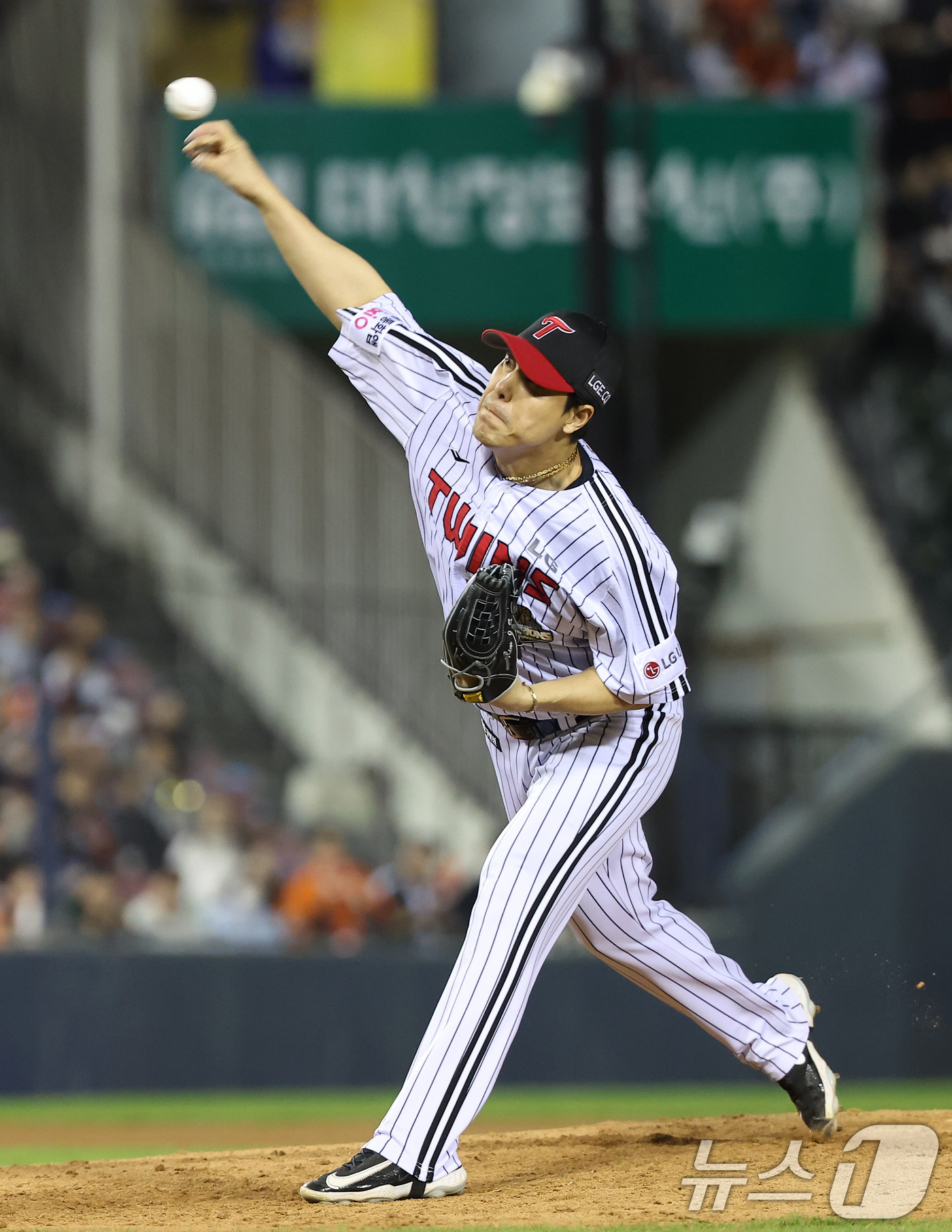 (서울=뉴스1) 김성진 기자 = 21일 서울 송파구 잠실야구장에서 열린 '2026 신한 SOL KBO리그' 한화 이글스와 LG 트윈스의 경기, LG 김진성이 6회초 구원 등판해 역 …