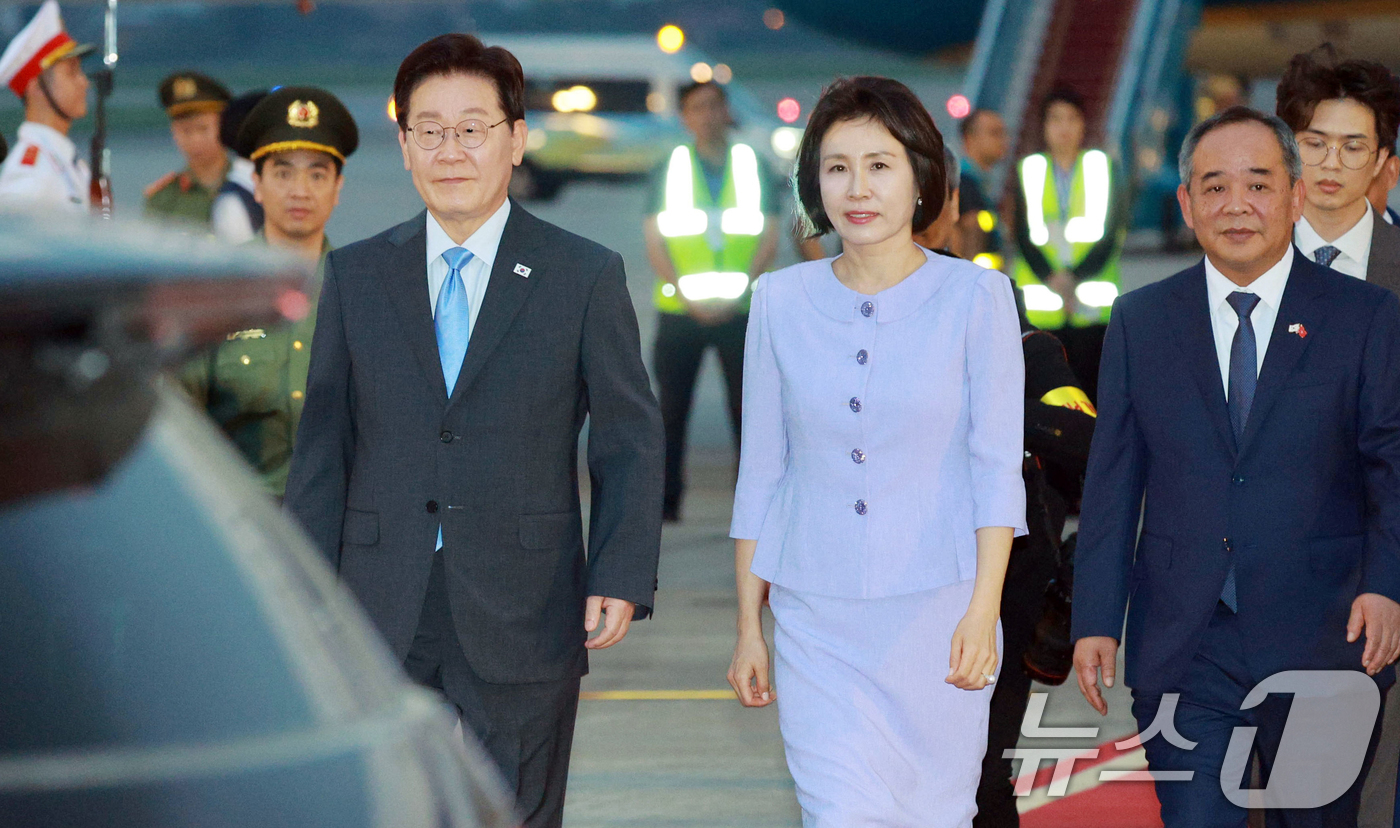 (하노이(베트남)=뉴스1) 이재명 기자 = 베트남을 국빈 방문하는 이재명 대통령과 김혜경 여사가 21일(현지시간) 하노이 노이바이 국제공항에 도착해 이동하고 있다. 2026.4.2 …