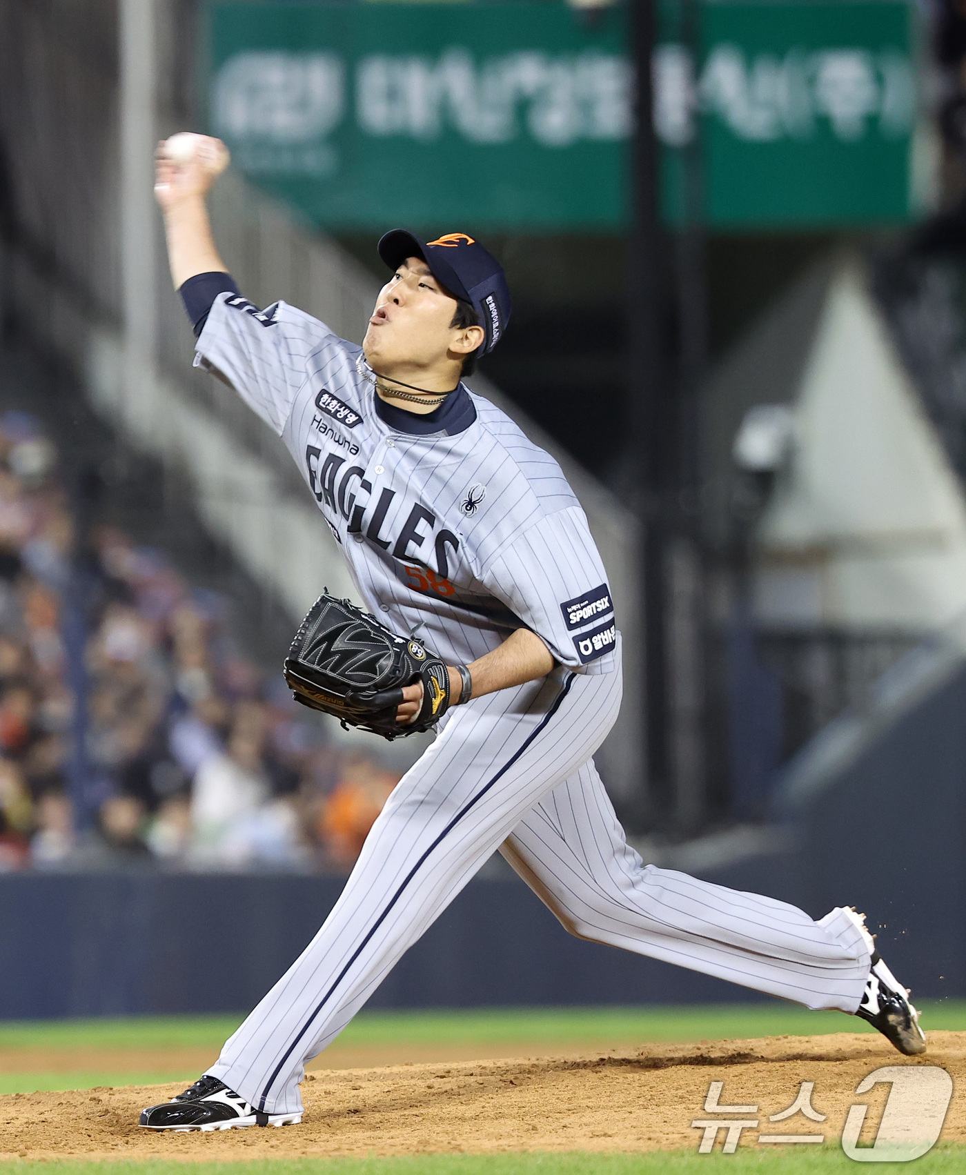 (서울=뉴스1) 김성진 기자 = 21일 서울 송파구 잠실야구장에서 열린 '2026 신한 SOL KBO리그' 한화 이글스와 LG 트윈스의 경기, 한화 박상원이 6회말 마운드에 올라 …