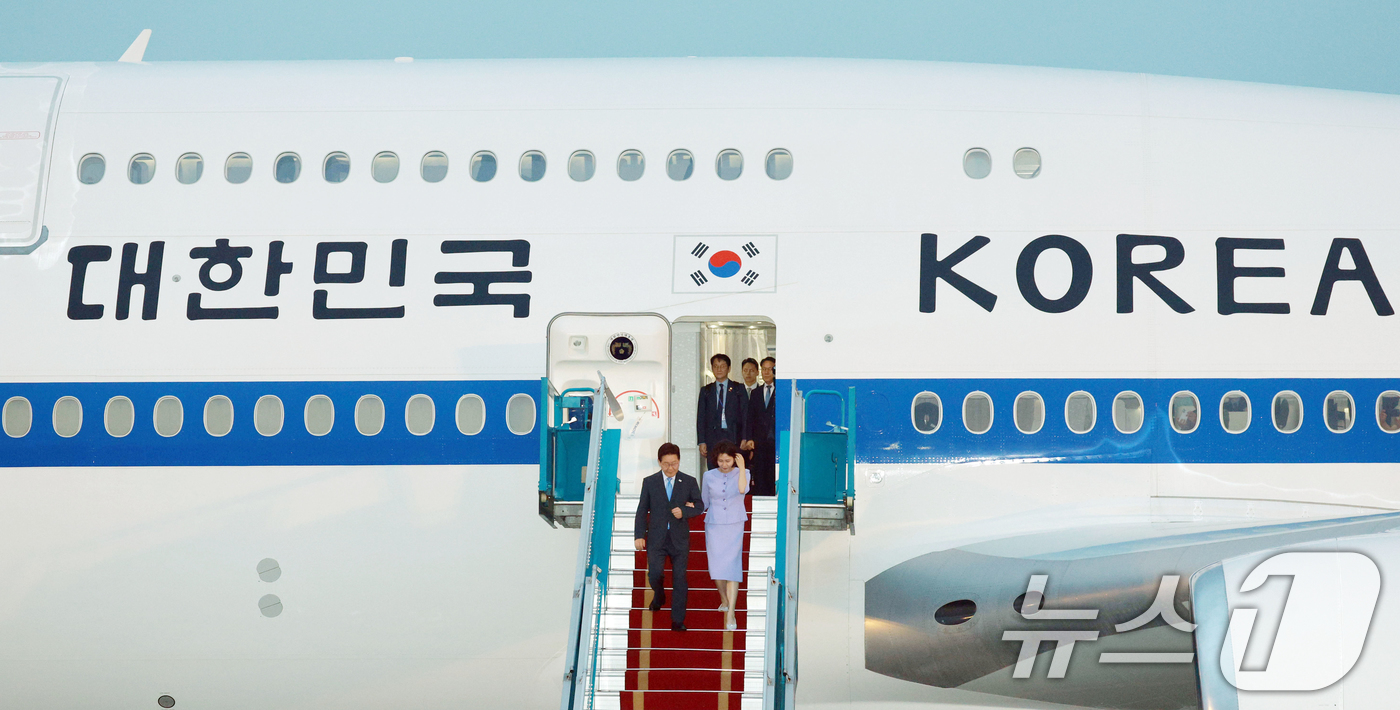 (하노이(베트남)=뉴스1) 이재명 기자 = 베트남을 국빈 방문하는 이재명 대통령과 김혜경 여사가 21일(현지시간) 하노이 노이바이 국제공항에 도착해 이동하고 있다. 2026.4.2 …