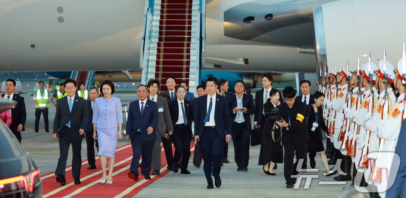 (하노이(베트남)=뉴스1) 이재명 기자 = 베트남을 국빈 방문하는 이재명 대통령과 김혜경 여사가 21일(현지시간) 하노이 노이바이 국제공항에 도착해 이동하고 있다. 2026.4.2 …