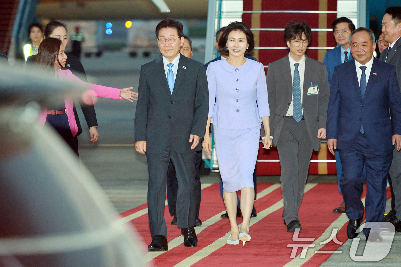 (하노이(베트남)=뉴스1) 이재명 기자 = 베트남을 국빈 방문하는 이재명 대통령과 김혜경 여사가 21일(현지시간) 하노이 노이바이 국제공항에 도착해 이동하고 있다. 2026.4.2 …