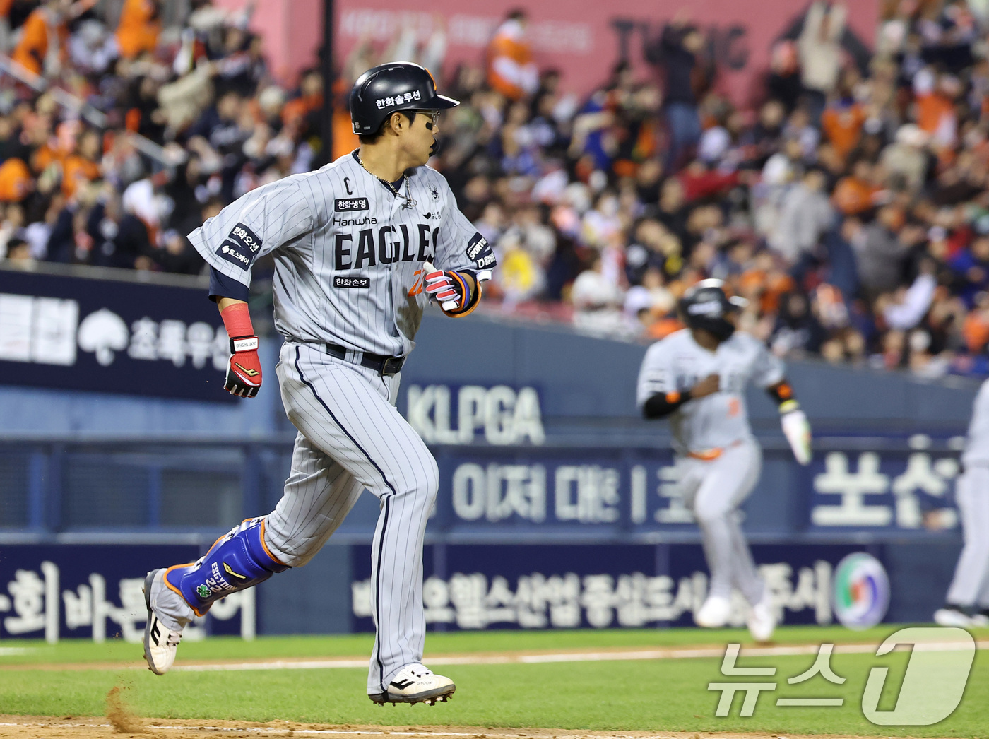 (서울=뉴스1) 김성진 기자 = 21일 서울 송파구 잠실야구장에서 열린 '2026 신한 SOL KBO리그' 한화 이글스와 LG 트윈스의 경기, 한화 채은성이 7회초 2사 2,3루 …