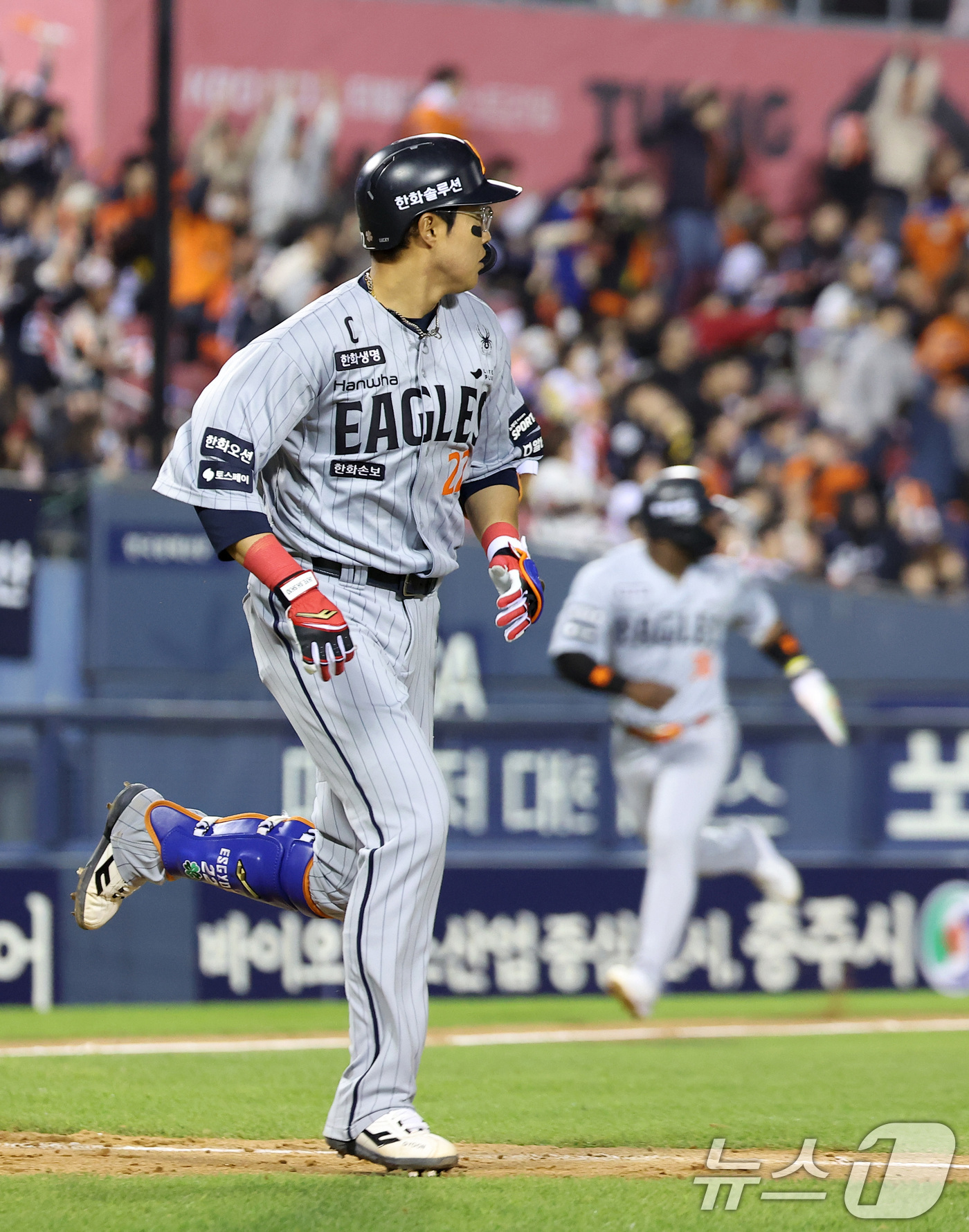 (서울=뉴스1) 김성진 기자 = 21일 서울 송파구 잠실야구장에서 열린 '2026 신한 SOL KBO리그' 한화 이글스와 LG 트윈스의 경기, 한화 채은성이 7회초 2사 2,3루 …