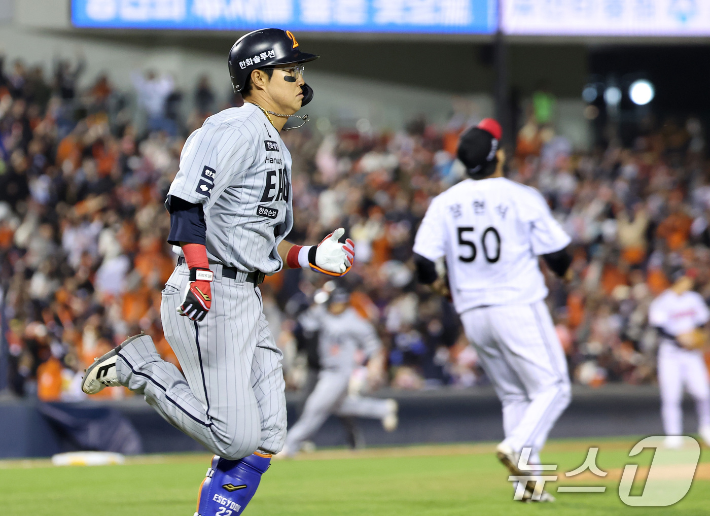 (서울=뉴스1) 김성진 기자 = 21일 서울 송파구 잠실야구장에서 열린 '2026 신한 SOL KBO리그' 한화 이글스와 LG 트윈스의 경기, 한화 채은성이 7회초 2사 2,3루 …