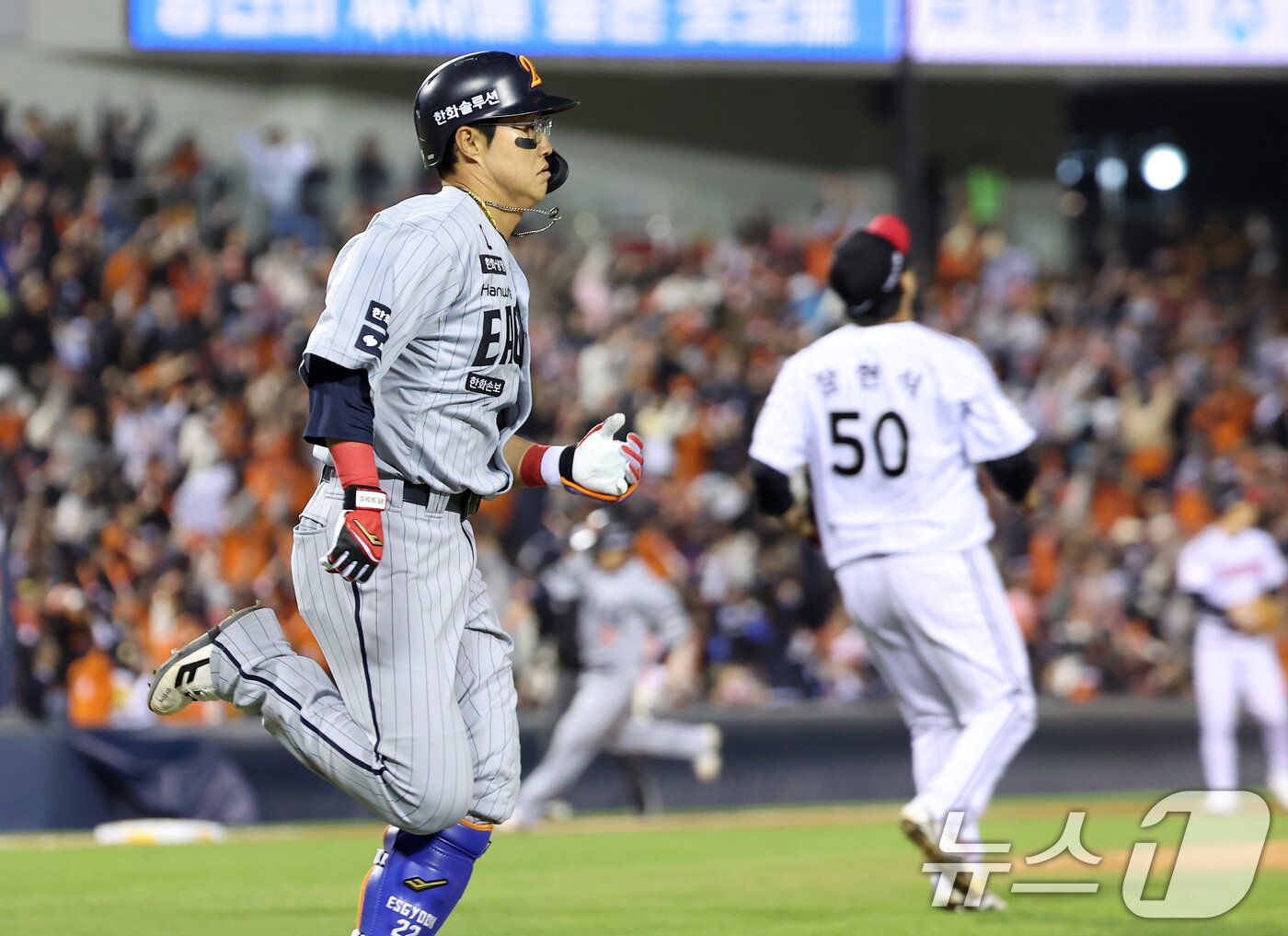본문 이미지 - 21일 서울 송파구 잠실야구장에서 열린 '2026 신한 SOL KBO리그' 한화 이글스와 LG 트윈스의 경기, 한화 채은성이 7회초 2사 2,3루 상황에서 동점 2타점 적시타를 치고 있다. 2026.4.21 ⓒ 뉴스1 김성진 기자