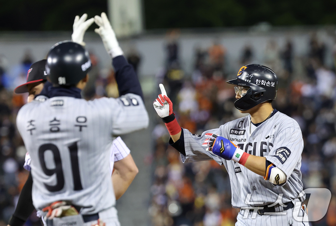 (서울=뉴스1) 김성진 기자 = 21일 서울 송파구 잠실야구장에서 열린 '2026 신한 SOL KBO리그' 한화 이글스와 LG 트윈스의 경기, 한화 채은성이 7회초 2사 2,3루 …