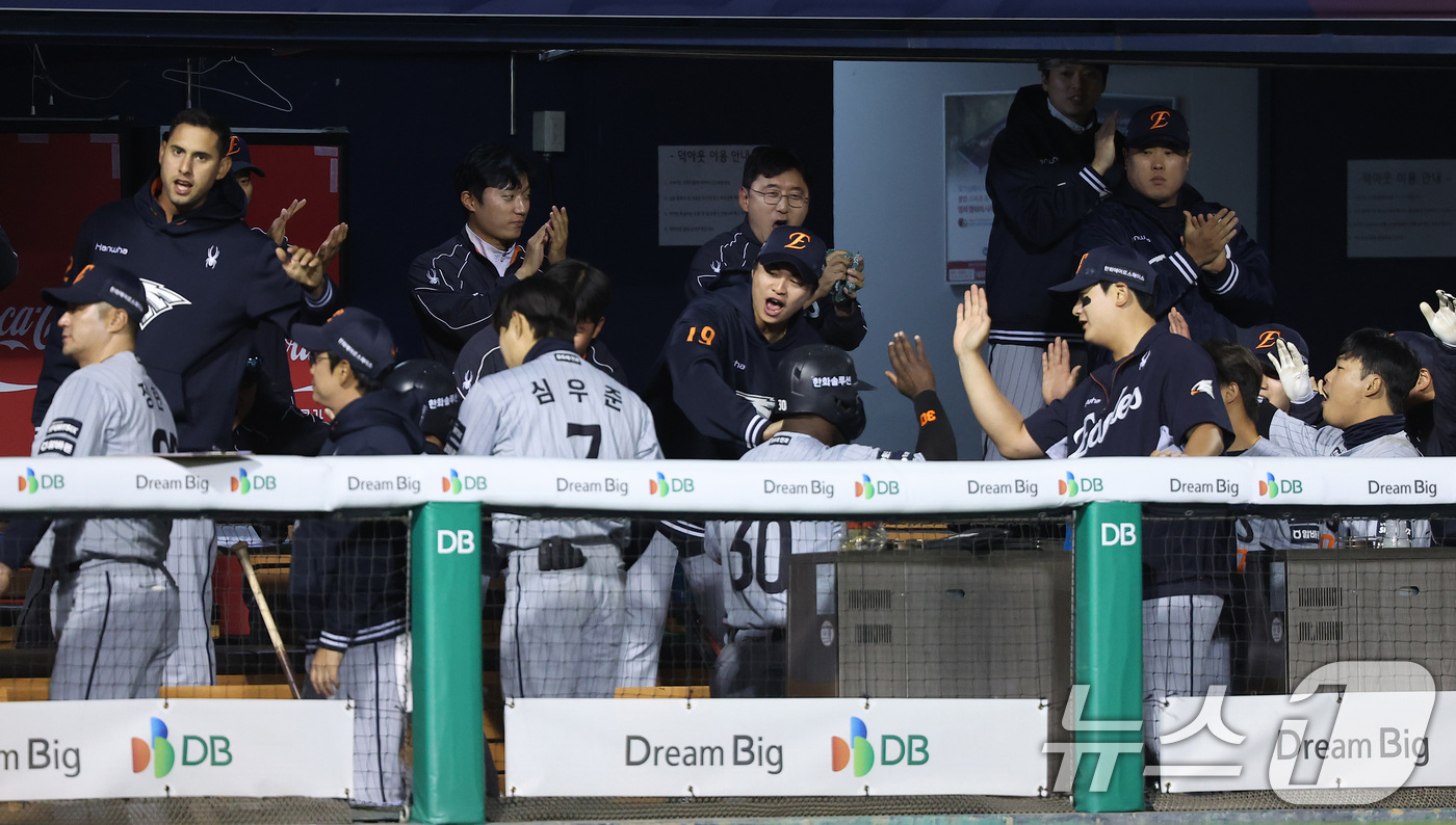 (서울=뉴스1) 김성진 기자 = 21일 서울 송파구 잠실야구장에서 열린 '2026 신한 SOL KBO리그' 한화 이글스와 LG 트윈스의 경기, 한화 페라자와 문현빈이 7회초 2사 …