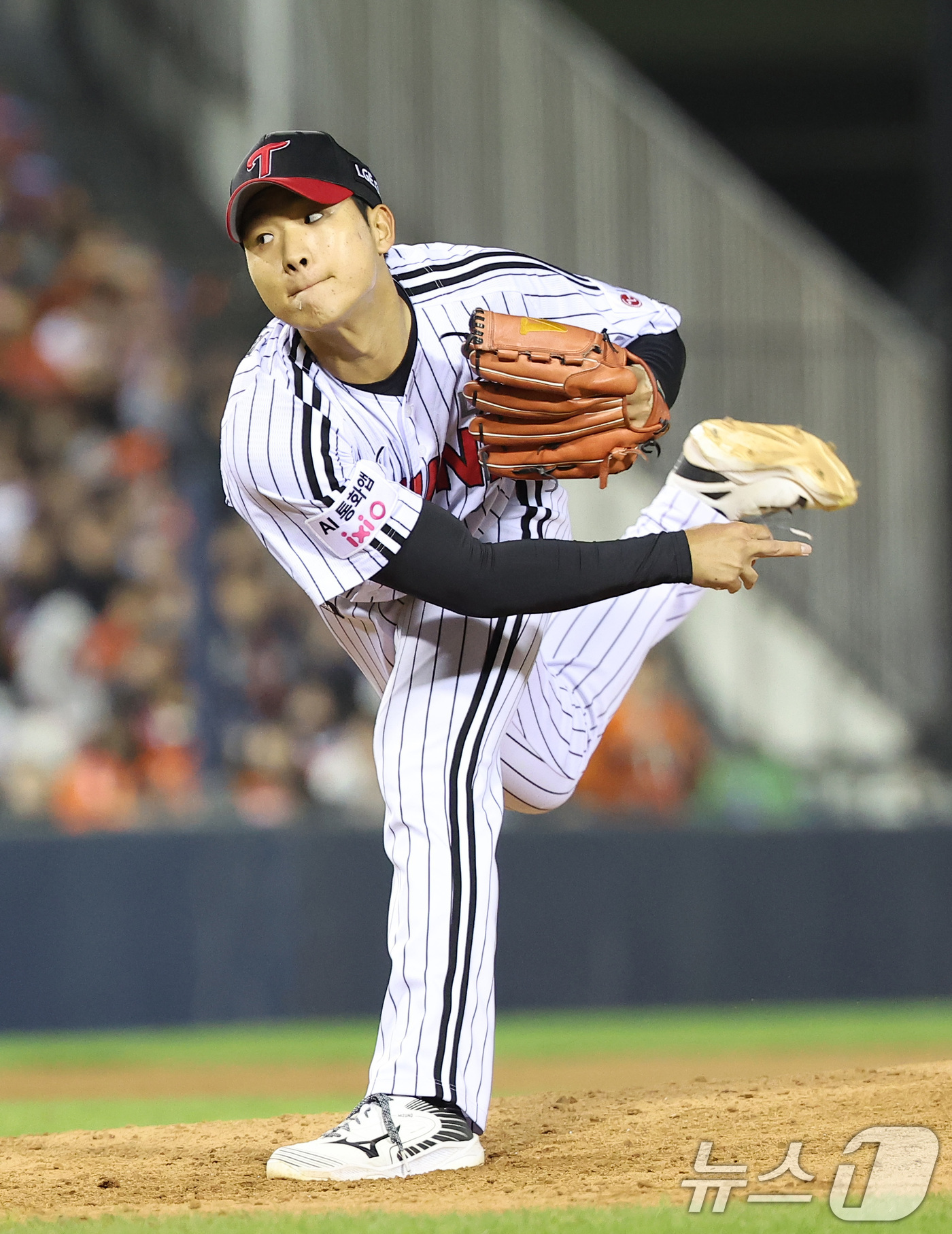 (서울=뉴스1) 김성진 기자 = 21일 서울 송파구 잠실야구장에서 열린 '2026 신한 SOL KBO리그' 한화 이글스와 LG 트윈스의 경기, LG 우강훈이 7회초 마운드에 올라 …