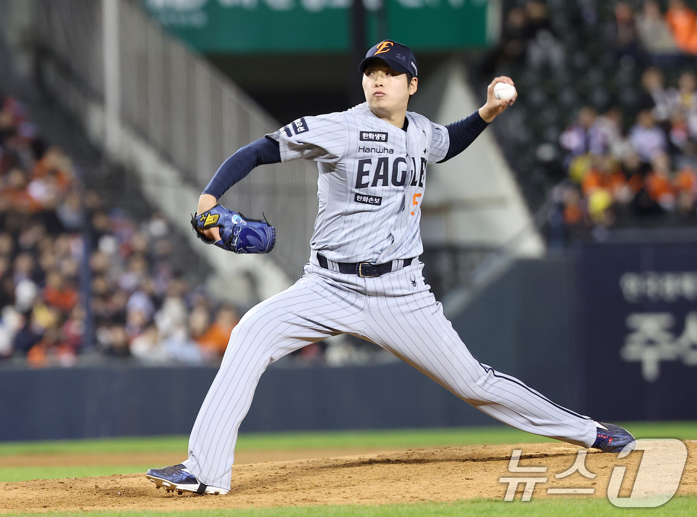 (서울=뉴스1) 김성진 기자 = 21일 서울 송파구 잠실야구장에서 열린 '2026 신한 SOL KBO리그' 한화 이글스와 LG 트윈스의 경기, 한화 조동욱이 7회말 마운드에 올라 …