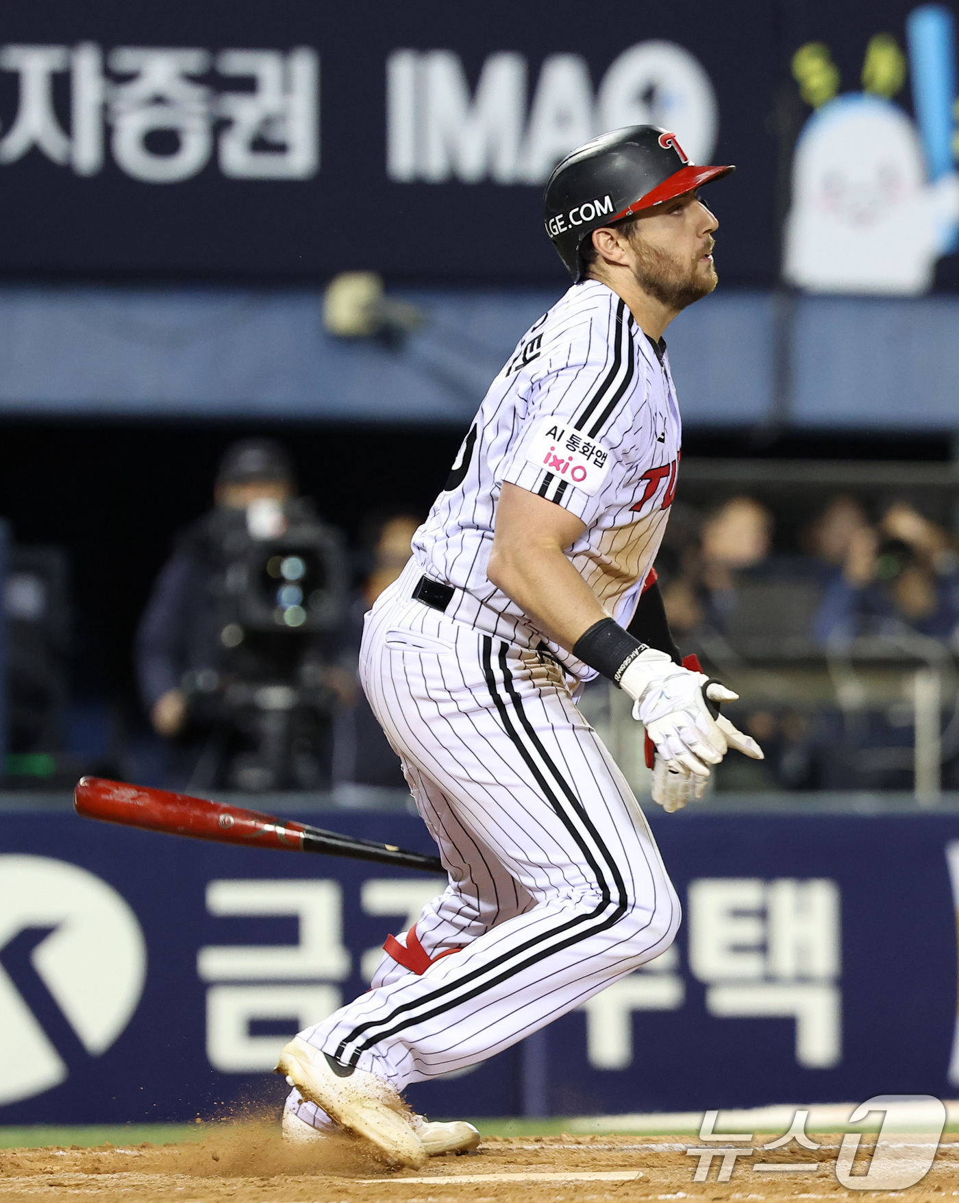 (서울=뉴스1) 김성진 기자 = 21일 서울 송파구 잠실야구장에서 열린 '2026 신한 SOL KBO리그' 한화 이글스와 LG 트윈스의 경기, LG 오스틴이 7회말 2사 2루 상황 …