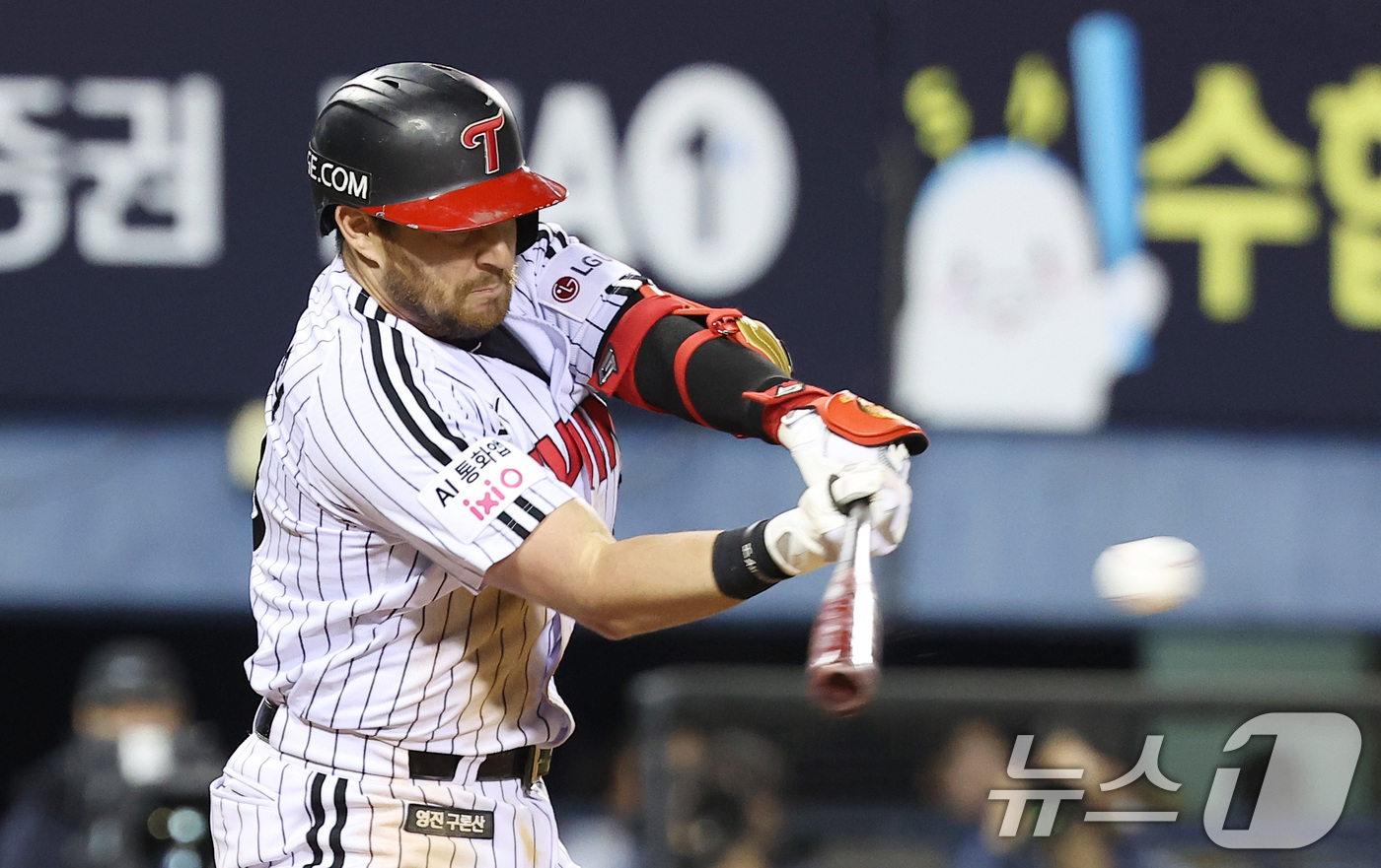 (서울=뉴스1) 김성진 기자 = 21일 서울 송파구 잠실야구장에서 열린 '2026 신한 SOL KBO리그' 한화 이글스와 LG 트윈스의 경기, LG 오스틴이 7회말 2사 2루 상황 …