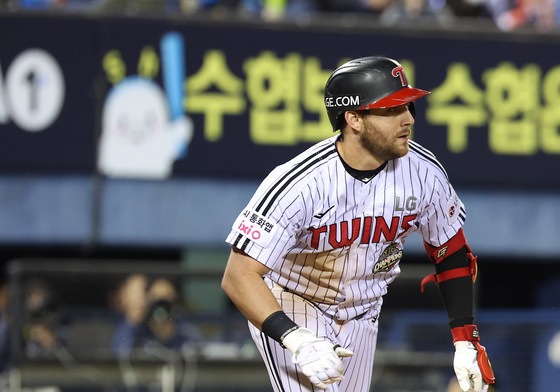 1타점 적시타 날리는 오스틴