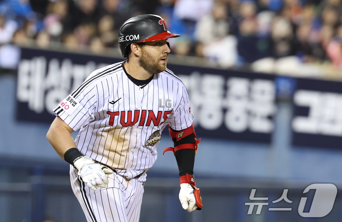 (서울=뉴스1) 김성진 기자 = 21일 서울 송파구 잠실야구장에서 열린 '2026 신한 SOL KBO리그' 한화 이글스와 LG 트윈스의 경기, LG 오스틴이 7회말 2사 2루 상황 …