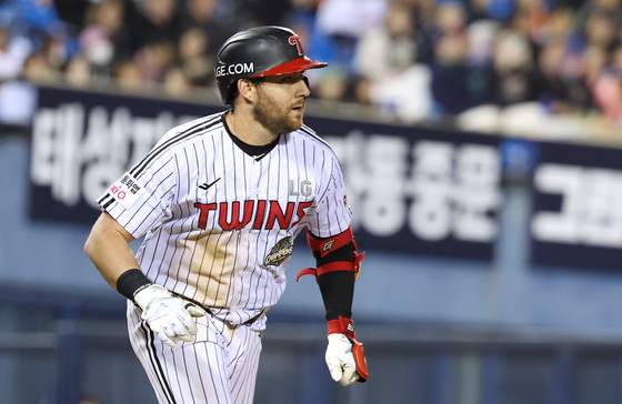 1타점 적시타 날리는 오스틴