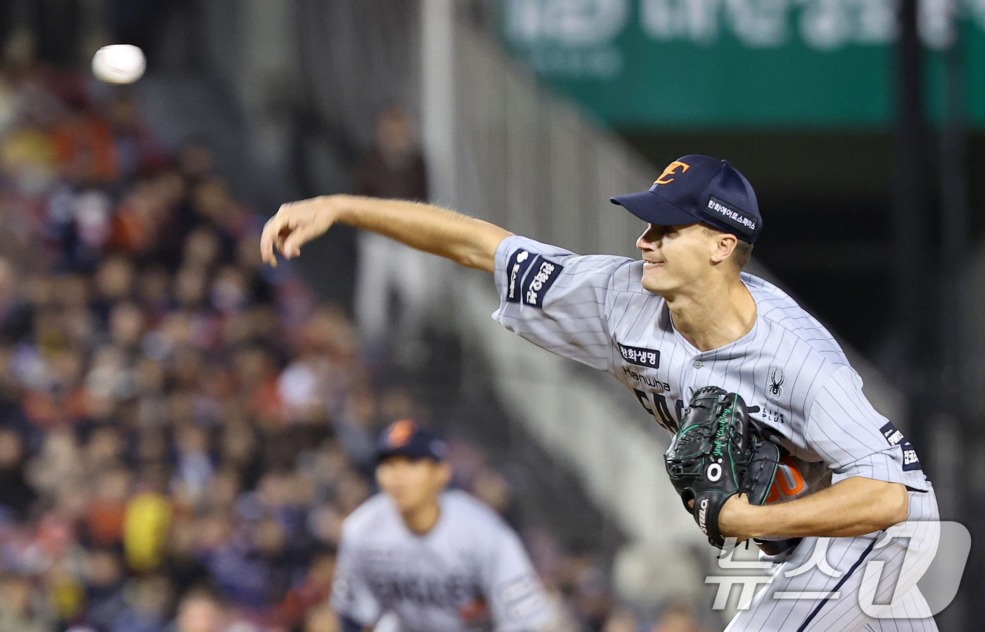 (서울=뉴스1) 김성진 기자 = 21일 서울 송파구 잠실야구장에서 열린 '2026 신한 SOL KBO리그' 한화 이글스와 LG 트윈스의 경기, 한화 쿠싱이 7회말 2사 1,2루 L …