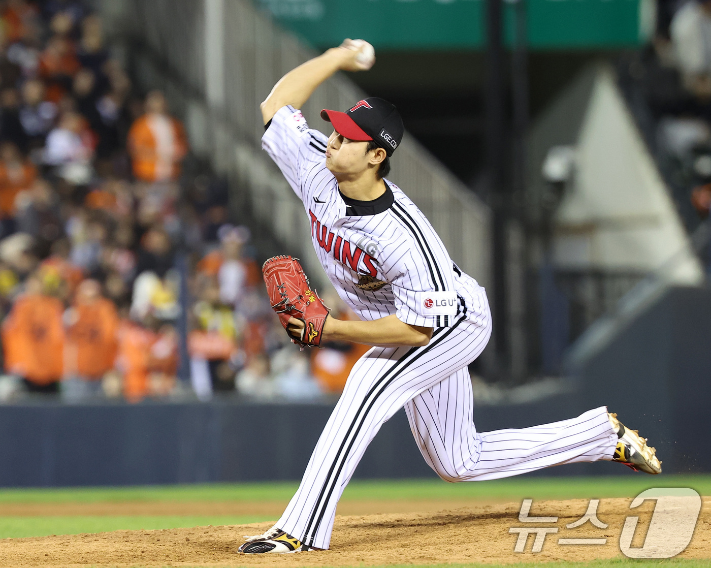 (서울=뉴스1) 김성진 기자 = 21일 서울 송파구 잠실야구장에서 열린 '2026 신한 SOL KBO리그' 한화 이글스와 LG 트윈스의 경기, LG 김영우가 8회초 마운드에 올라 …