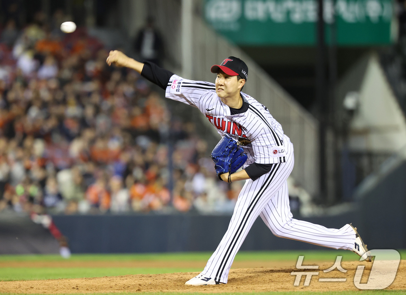 (서울=뉴스1) 김성진 기자 = 21일 서울 송파구 잠실야구장에서 열린 '2026 신한 SOL KBO리그' 한화 이글스와 LG 트윈스의 경기, LG 마무리 유영찬이 9회초 마운드에 …