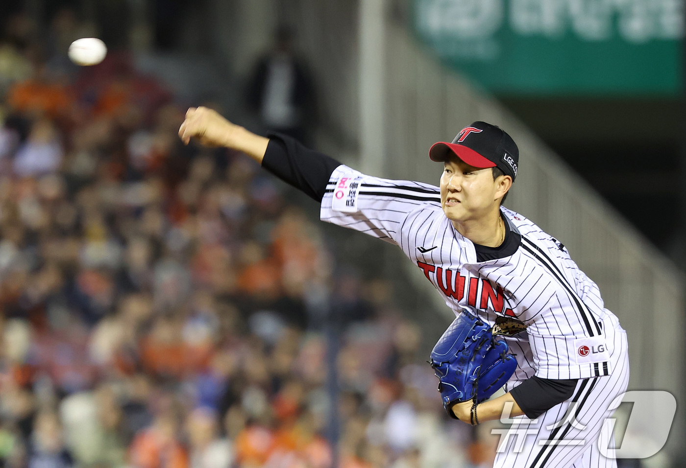(서울=뉴스1) 김성진 기자 = 21일 서울 송파구 잠실야구장에서 열린 '2026 신한 SOL KBO리그' 한화 이글스와 LG 트윈스의 경기, LG 마무리 유영찬이 9회초 마운드에 …