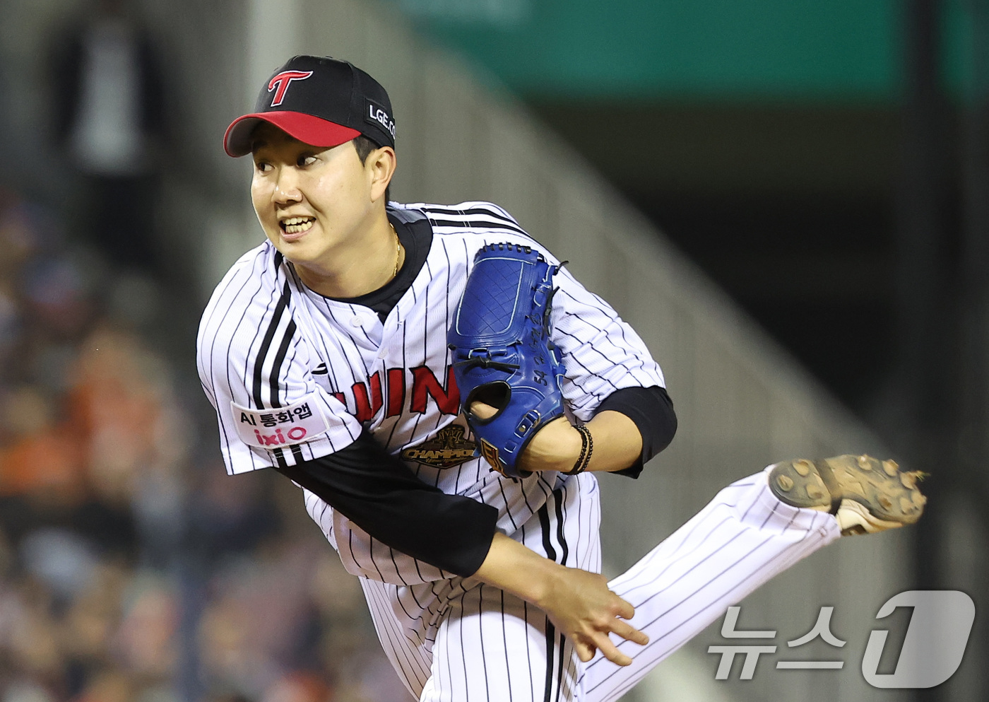 (서울=뉴스1) 김성진 기자 = 21일 서울 송파구 잠실야구장에서 열린 '2026 신한 SOL KBO리그' 한화 이글스와 LG 트윈스의 경기, LG 마무리 유영찬이 9회초 마운드에 …