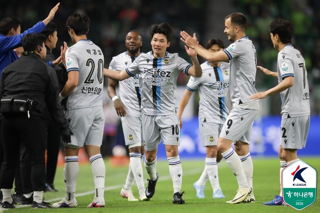 본문 이미지 - 인천 유나이티드 선수단이 21일 전주월드컵경기장에서 열린 원정 경기에서 이동률의 득점을 축하하고 있다. (한국프로축구연맹 제공)