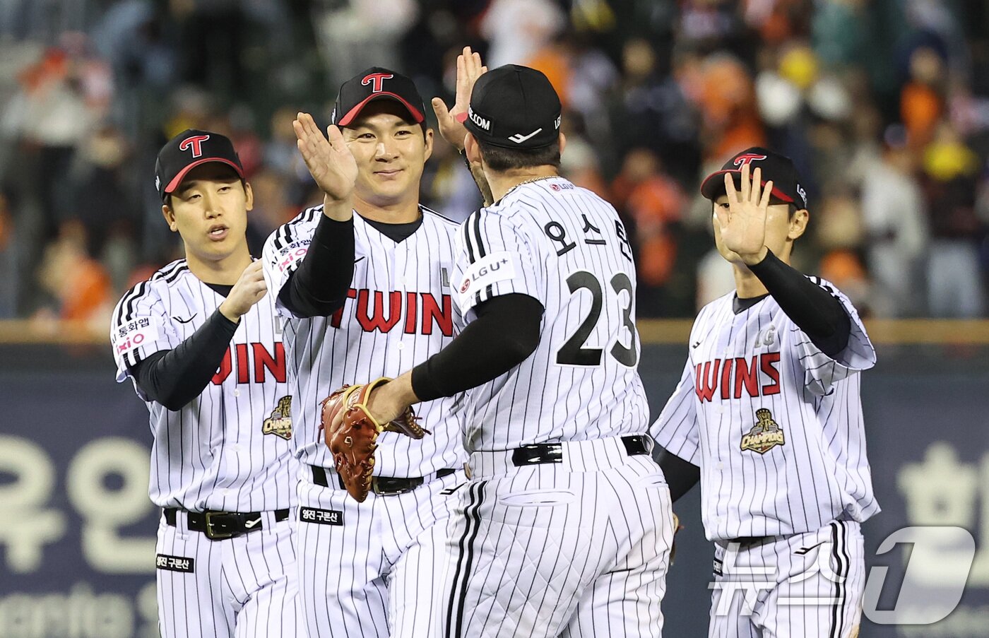 본문 이미지 - LG 선수들이 21일 서울 송파구 잠실야구장에서 열린 '2026 신한 SOL KBO리그' 한화 이글스와 LG 트윈스의 경기에서 6-5로 승리를 거둔 후 하이파이브를 하고 있다. 2026.4.21 ⓒ 뉴스1 김성진 기자