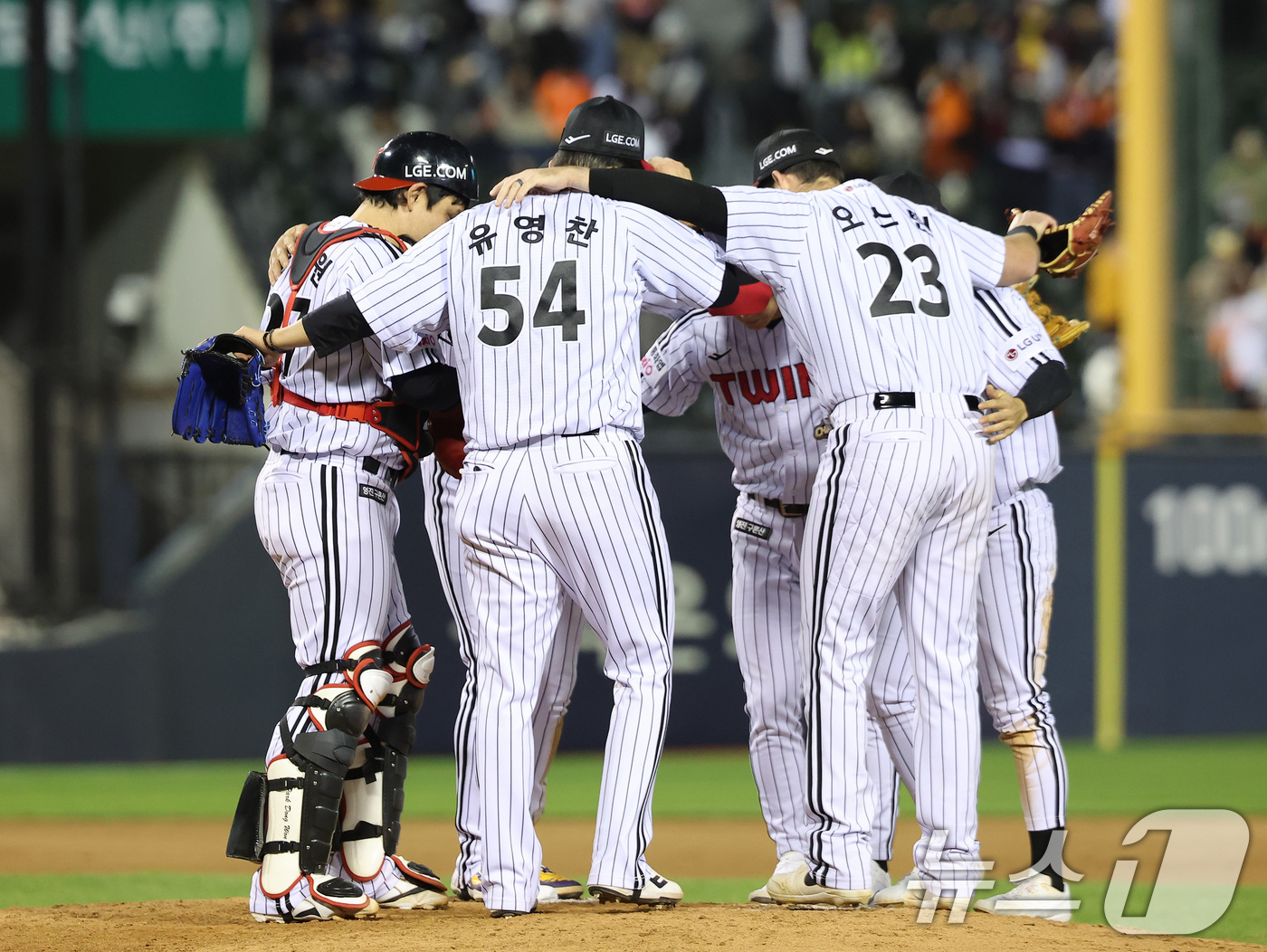 (서울=뉴스1) 김성진 기자 = LG 선수들이 21일 서울 송파구 잠실야구장에서 열린 '2026 신한 SOL KBO리그' 한화 이글스와 LG 트윈스의 경기에서 6-5로 승리를 거둔 …