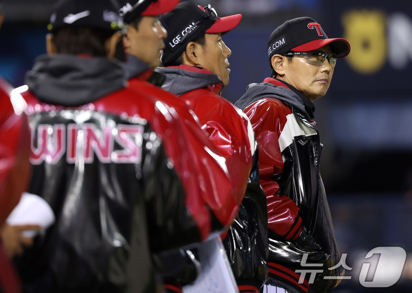 (서울=뉴스1) 김성진 기자 = LG 염경엽 감독이 21일 서울 송파구 잠실야구장에서 열린 '2026 신한 SOL KBO리그' 한화 이글스와 LG 트윈스의 경기에서 6-5로 승리를 …