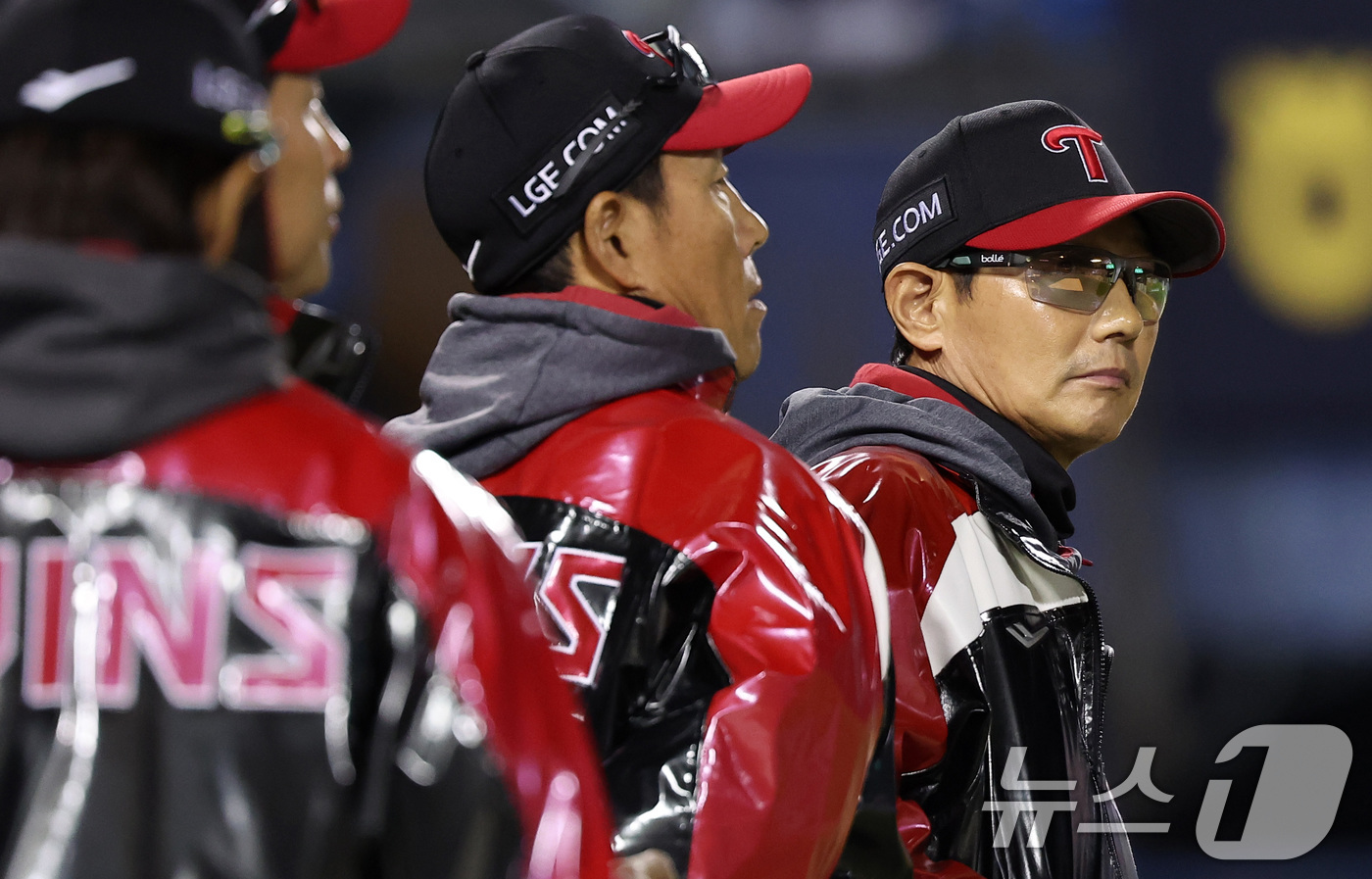 (서울=뉴스1) 김성진 기자 = LG 염경엽 감독이 21일 서울 송파구 잠실야구장에서 열린 '2026 신한 SOL KBO리그' 한화 이글스와 LG 트윈스의 경기에서 6-5로 승리를 …