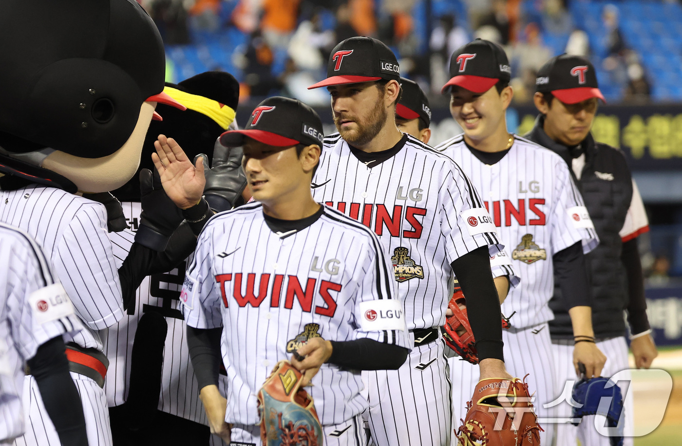 (서울=뉴스1) 김성진 기자 = LG 오스틴이 21일 서울 송파구 잠실야구장에서 열린 '2026 신한 SOL KBO리그' 한화 이글스와 LG 트윈스의 경기에서 6-5로 승리를 거둔 …