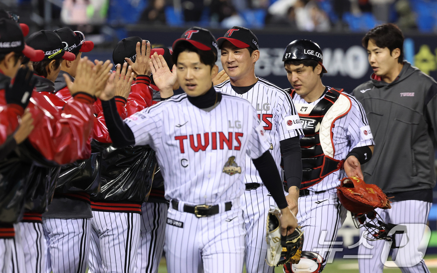 (서울=뉴스1) 김성진 기자 = LG 선수들이 21일 서울 송파구 잠실야구장에서 열린 '2026 신한 SOL KBO리그' 한화 이글스와 LG 트윈스의 경기에서 6-5로 승리를 거둔 …