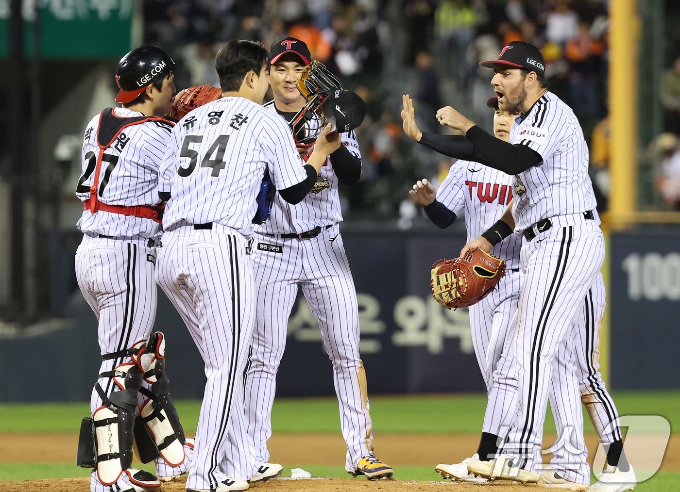 (서울=뉴스1) 김성진 기자 = LG 선수들이 21일 서울 송파구 잠실야구장에서 열린 '2026 신한 SOL KBO리그' 한화 이글스와 LG 트윈스의 경기에서 6-5로 승리를 거둔 …