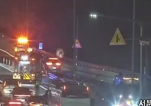 용인서울고속도로 달리던 제네시스 트렁크서 화재