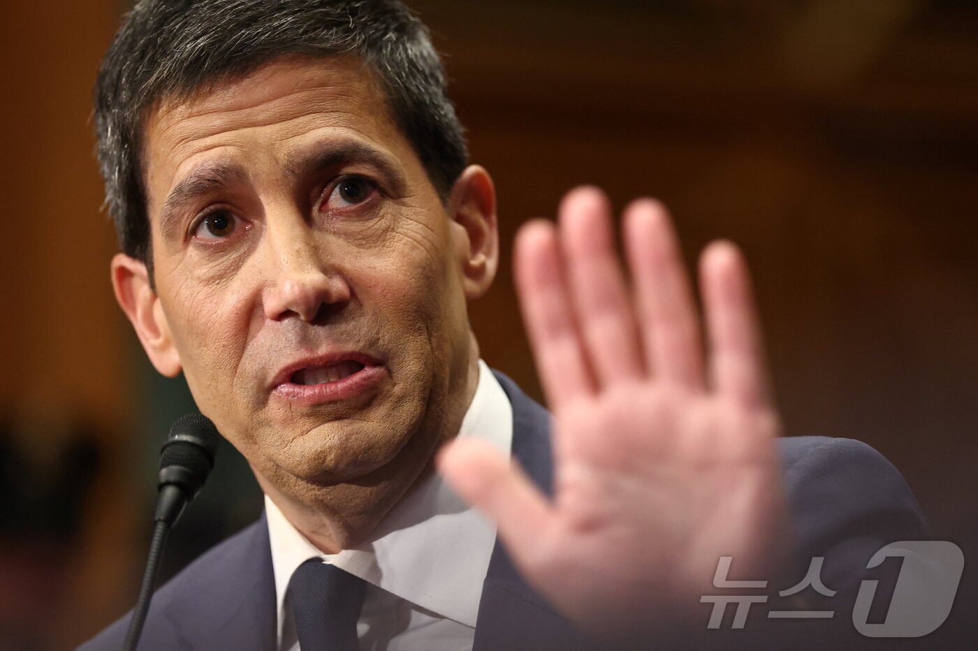 본문 이미지 - 케빈 워시 미국 연방준비제도 의장 지명자가 21일(현지시간) 상원 은행위원회 청문회에 참석해 발언하고 있다. 2026.4.21 ⓒ 로이터=뉴스1