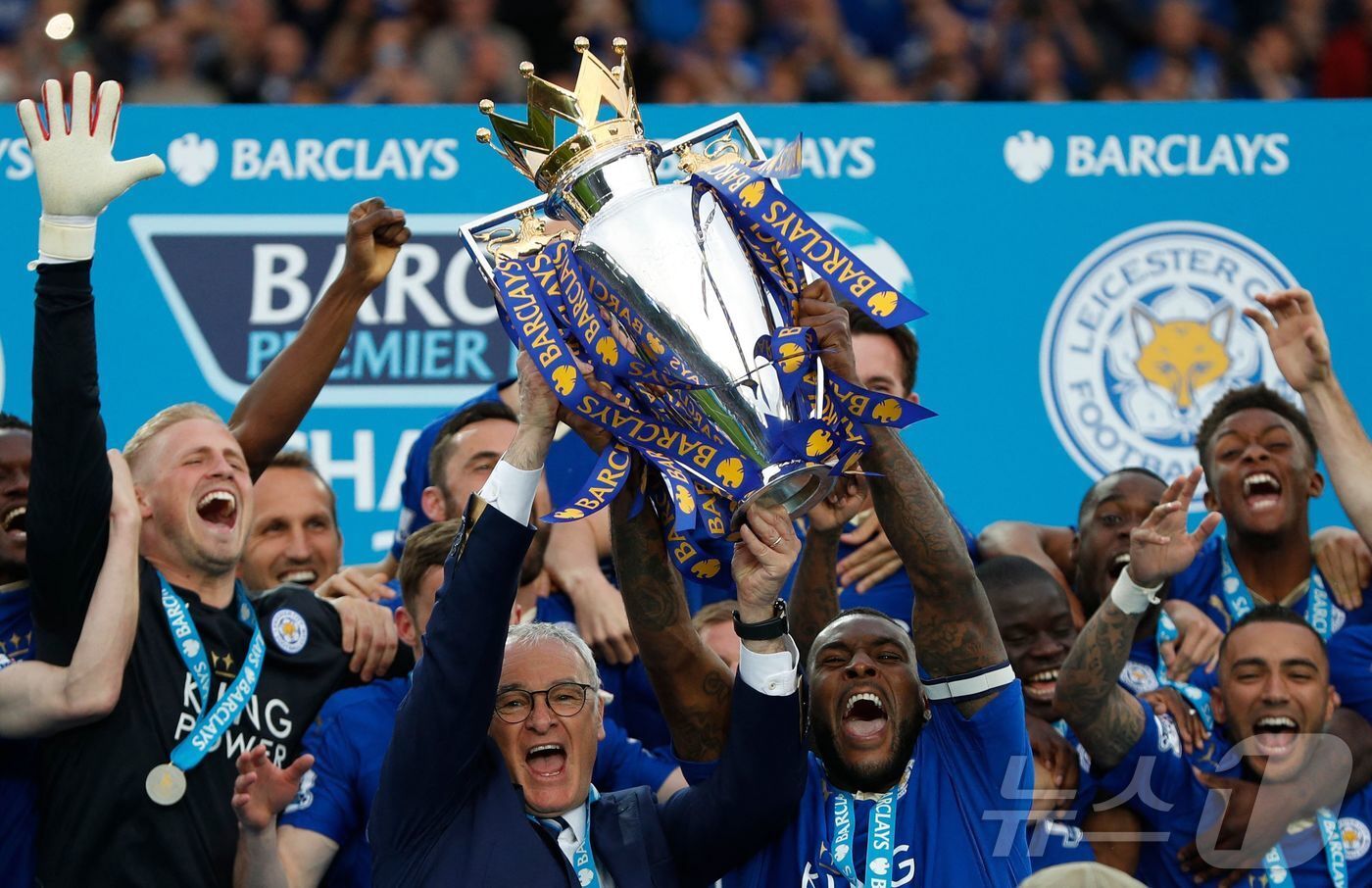 본문 이미지 - 2015-16시즌 EPL 우승을 차지한 레스터시티. ⓒ AFP=뉴스1